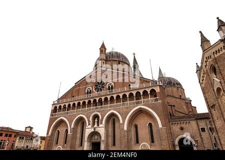 Basilica medievale di Sant’Antonio di Padova in stile romanico e gotico (1238-1310). Isolato su sfondo bianco. Italia Foto Stock