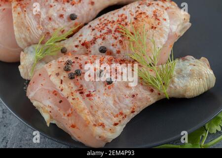 Primo piano foto di bastoncini di pollo crudo marinati Foto Stock