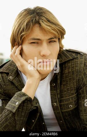 Ritratto di un giovane uomo Foto Stock