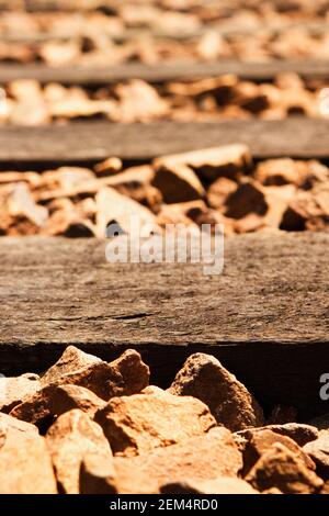 Primo piano di pietre su una pista ferroviaria Foto Stock