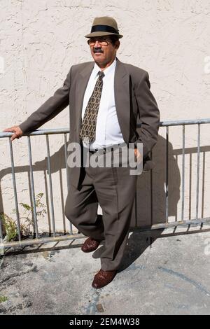 Uomo anziano in piedi con la mano in tasca Foto Stock