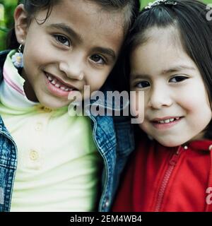 Ritratto di due ragazze sorridenti Foto Stock