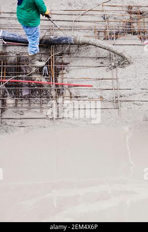 Elevato angolo di visione di un lavoratore edile lavorando presso un sito in costruzione Foto Stock