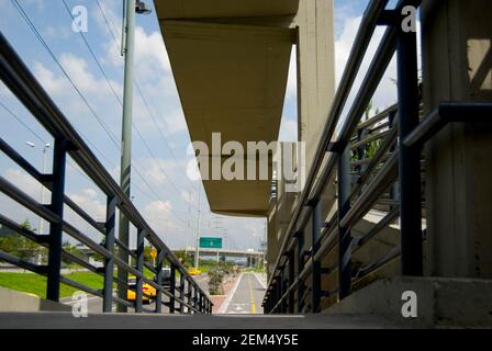 Strada che conduce a una strada Foto Stock