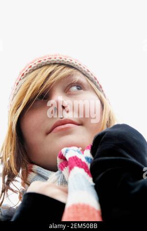 Close-up di una giovane donna che guarda lontano Foto Stock