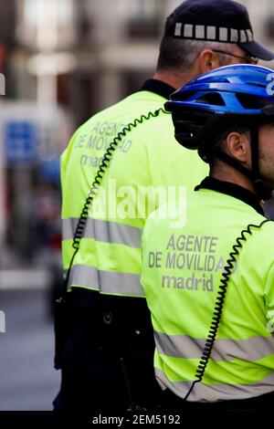 Vista posteriore di due poliziotti, Madrid, Spagna Foto Stock