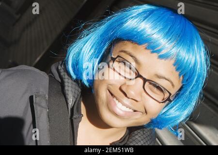 Ritratto di una giovane donna sorridente Foto Stock