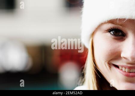 Close-up di una giovane donna sorridente Foto Stock
