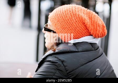 Vista posteriore di una giovane donna che indossa gli occhiali da sole Foto Stock