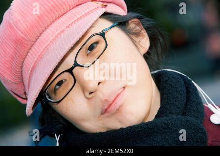 Ritratto di una giovane donna Foto Stock