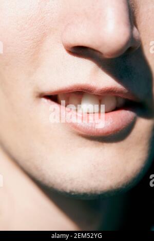 Close-up di un giovane uomo sorridente Foto Stock