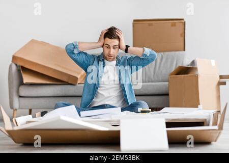 Duro lavoro, compito e montaggio di nuovi mobili Foto Stock