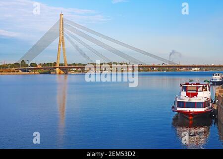 Ponte Vansu sul fiume Daugava e barche da diporto a riga, Lettonia Foto Stock