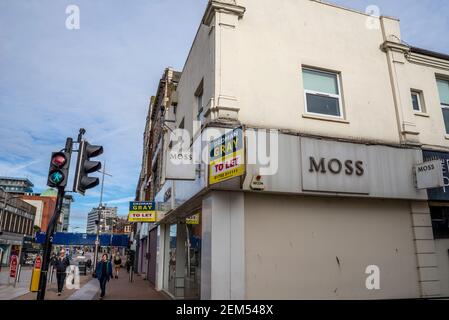 Chiuso e decadente negozio Moss, negozio, a Southend on Sea, Essex, UK, durante COVID 19, Coronavirus terzo blocco. Moss Bros vendita al dettaglio di proprietà per lasciare Foto Stock