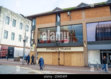 Chiuso, chiuso, si è imbarcato su Patisserie Valerie Cafe ristorante in High Street, Southend on Sea, Essex, Regno Unito. È andato in Administration.People passando Foto Stock