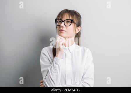 Ritratto di una giovane donna che indossa gli occhiali. Foto Stock