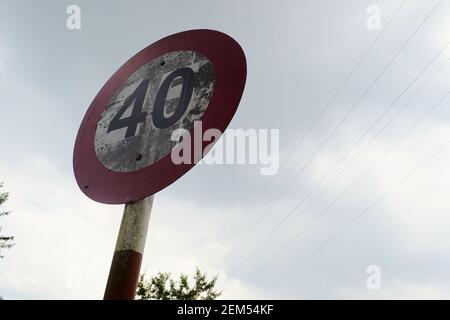 Segnale limite di velocità (limite di 40 km) sulla strada, Vietnam, settembre 2015 Foto Stock