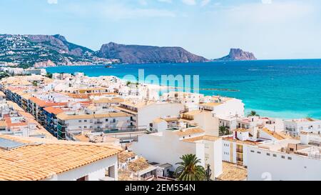 Vista panoramica con il mare sullo sfondo nella città di Altea, Costa Blanca, Alicante, Spagna Foto Stock