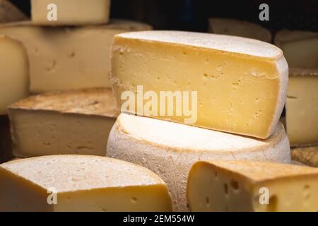 Primo piano di diversi tipi di formaggi francesi Foto Stock