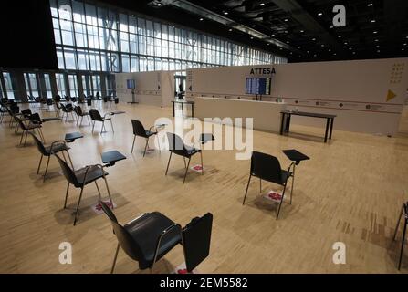 Roma, Italia. 24 Feb 2021. 2/24/2021 - Roma, nuovo centro di vaccinazione anti-Covid 19 a la Nuvola di Fuksas. Foto: (Foto di IPA/Sipa USA) Credit: Sipa USA/Alamy Live News Foto Stock