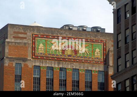 Fred F. French Building, bassorilievo in stile babilonese in stile Art Deco che adorna la parte superiore della facciata, New York, NY, USA Foto Stock