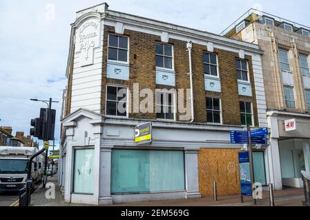 Alexandra House vintage architettura in High Street, Southend on Sea, Essex, Regno Unito. Sito di un vecchio pub poi banca al bivio con Alexandra Street Foto Stock