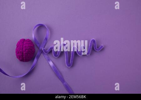 Giorno viola. Giorno di consapevolezza dell'epilessia. Nastro viola di consapevolezza Foto Stock