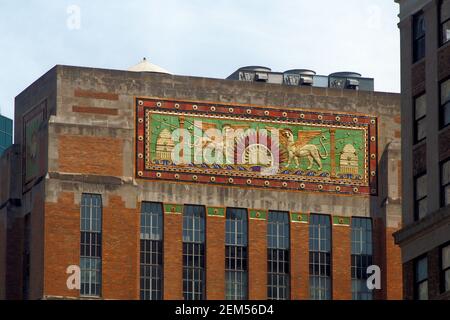 Fred F. French Building, bassorilievo in stile babilonese in stile Art Deco che adorna la parte superiore della facciata, New York, NY, USA Foto Stock