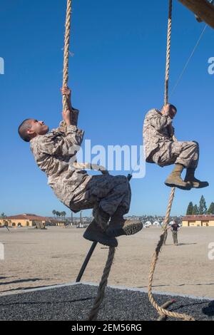 Le reclute dei Marines degli Stati Uniti con Charlie Company, primo Battaglione di addestramento del reclutamento, arrampicano una corda durante il corso di fiducia al deposito di reclutamento del corpo dei Marine 23 febbraio 2021 a San Diego, California. Foto Stock