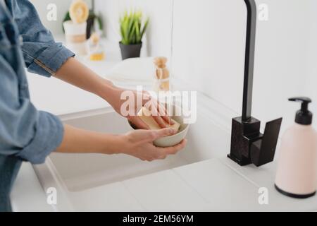 Primo piano di piatti donna in cucina. Foto Stock