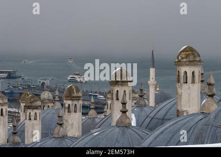 Vista di Istanbul dal complesso della Moschea Suleymaniye, Istanbul, Turchia Foto Stock