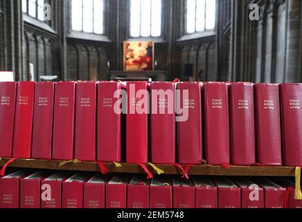 Linköping, SVEZIA - 28 MARZO 2020:meno con le persone del solito e quasi deserte nella Cattedrale di Linköping il sabato durante la pandemia del virus della corona. Foto Stock