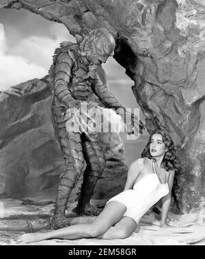 CREATURA DALLA LAGUNA NERA 1954 Universal-International film con Richard Carlson come creatura e Julia Adams come Kay Foto Stock