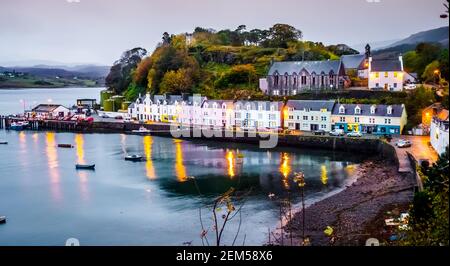Porto di Portree sull'Isola di Skye in anticipo sera Foto Stock