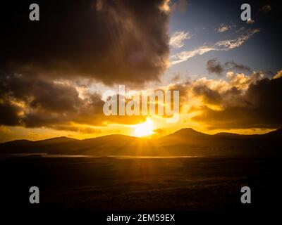 Tramonto sull'isola di Skye con una tempesta in alto e raggi solari che si infrangono Foto Stock