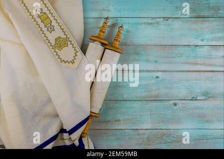 Giorno delle feste ebraiche simboli di preghiera scialle tallit, preghiera Santa torah scroll Foto Stock