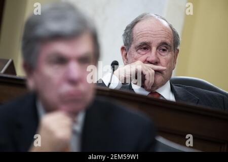 Washington, Stati Uniti. 24 Feb 2021. SENS. Jim Risch, R-Idaho, Right, e Roy Blunt, R-Mo., partecipano all'audizione di conferma del Comitato di intelligence del Senato per William Burns, nominato direttore dell'Agenzia di intelligenza centrale, presso l'Ufficio del Senato di Russell Building a Capitol Hill a Washington, DC il 24 febbraio 2021. Foto in piscina di Tom Williams/UPI Credit: UPI/Alamy Live News Foto Stock