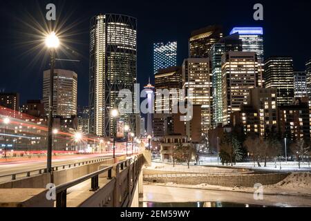 Calgary Alberta Canada, gennaio 30 2021: Una lunga esposizione fotografia di notte dei punti di riferimento del centro di una città canadese Foto Stock
