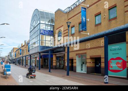 Debenhams nel centro commerciale Royals in High Street, Southend on Sea, Essex, Regno Unito. Magazzino di ancoraggio chiuso, durante il blocco COVID 19, con scooter mobile Foto Stock