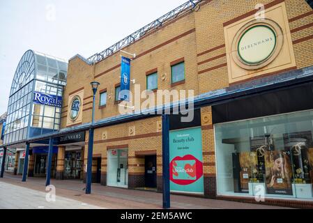 Debenhams nel centro commerciale Royals in High Street, Southend on Sea, Essex, Regno Unito. Magazzino di ancoraggio chiuso durante il blocco COVID 19. Edificio grande Foto Stock