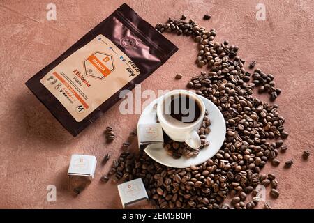 Tiraspol, Moldavia - 23 febbraio 2021: Pacchetto caffè Sidamo dall'Etiopia, 100% qualità arabica, marca Barista Coffee, dolci Barista, chicchi di caffè e una tazza Foto Stock