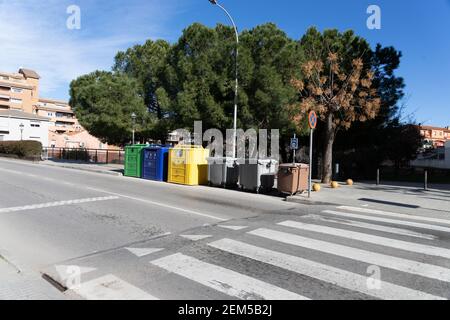 CALDES DE MONTBUI, SPAGNA - 31 GENNAIO 2021: Riciclaggio dei bidoni della spazzatura nella città.carta, vetro, plastica e sostanze organiche. Giornata invernale soleggiato in Spagna. Foto Stock