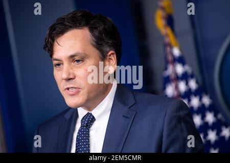 Washington, Stati Uniti. 24 Feb 2021. Direttore senior per l'economia internazionale e la competitività Peter Harrell parla al briefing quotidiano alla Casa Bianca di Washington, DC mercoledì 24 febbraio 2021. Foto di Kevin Dietsch/Pool/Sipa USA Credit: Sipa USA/Alamy Live News Foto Stock