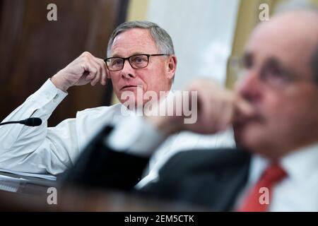 Il senatore degli Stati Uniti Richard Burr (Repubblicano della Carolina del Nord), a sinistra, ha rivolto domande a William Burns, candidato al direttore della Central Intelligence Agency, durante la sua audizione di conferma del Comitato di intelligence del Senato a Russell, edificio dell'Ufficio del Senato a Capitol Hill a Washington, DC, mercoledì 24 febbraio 2021. Il Sen. Jim Risch, R-Idaho, appare a destra.Credit: Tom Williams/Pool via CNP /MediaPunch Foto Stock