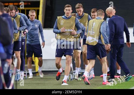 I giocatori di Kyiv's llya Zabarnyi e Kyiv's pictured durante una sessione di allenamento della squadra di calcio Ucraina FC Dynamo Kyiv, mercoledì 24 febbraio 2021 a Brug Foto Stock