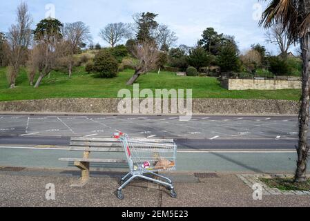 Carrello abbandonato sul lungomare di Southend on Sea, Essex, Regno Unito, con lattina di birra e lettiera da asporto Foto Stock