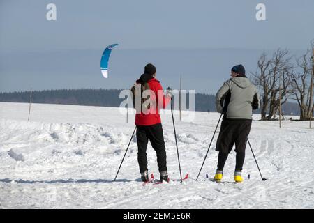 Stile di vita degli sport invernali, due sciatori maschili su pista da fondo in un paesaggio innevato Foto Stock