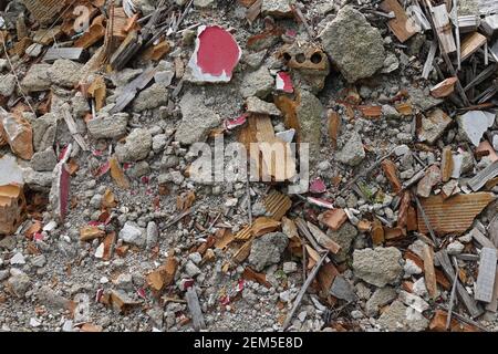 Pila di macerie mattoni rotti e materiale da costruzione da una casa demolita. Foto Stock