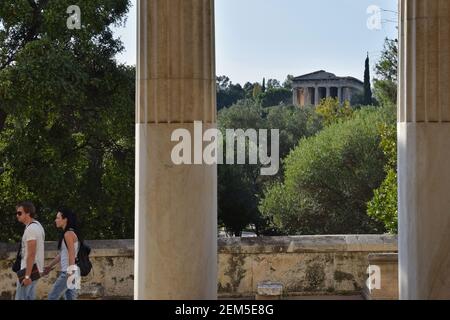 Atene, Grecia - 14 ottobre 2015: Persone che camminano attraverso la Stoa Attalou nel centro di Atene antica agora. Vista sul tempio di Thisseion. Foto Stock