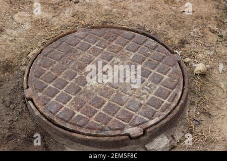 Copertura di tombino in ghisa per il sistema di riscaldamento urbano, San Pietroburgo, Russia Foto Stock